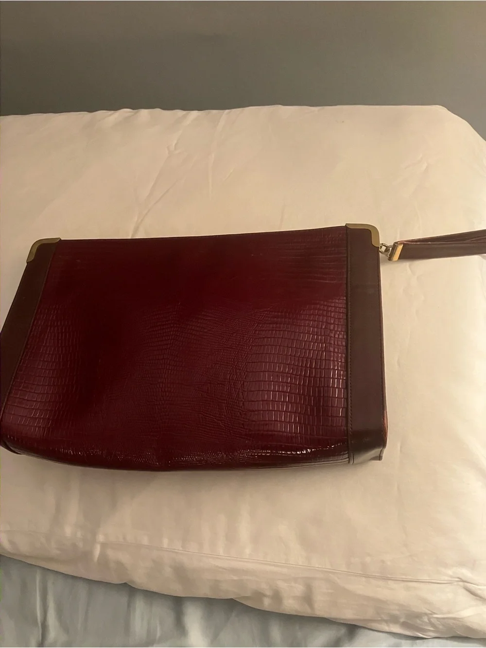 Vintage embossed alligator Koret Burgundy Leather Wristlet Clutch. 🥰🌺
